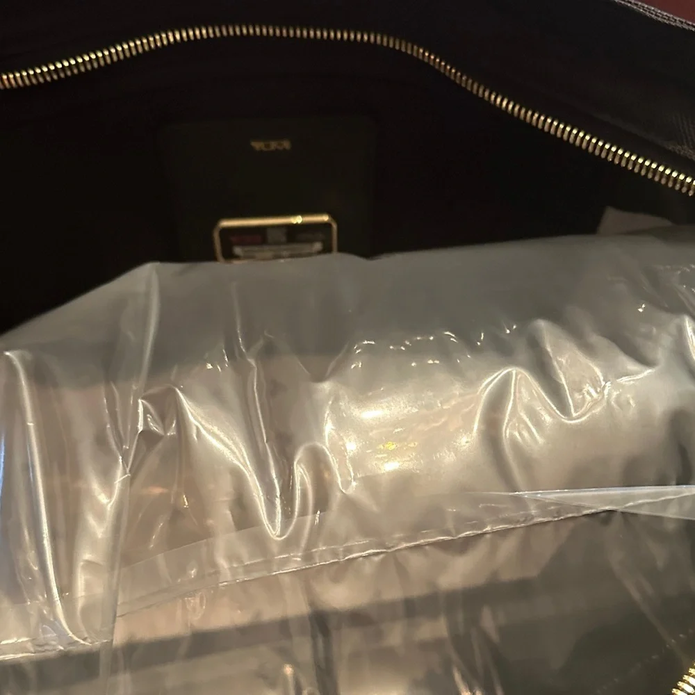 Tumi Gold and Black Duffel Bag New Without Tags great for summer travel 🧳 🏖️ ✈️